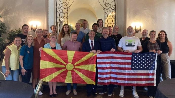 澳门金沙线上赌博官网代表和北马其顿教练与比斯利总统和圣安东尼奥市长罗恩·尼伦伯格合影留念